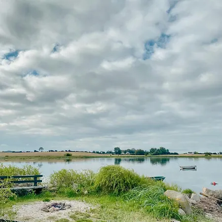 בית נופש Idyllic Thatched With Sea View Nordenbro Vesteregn