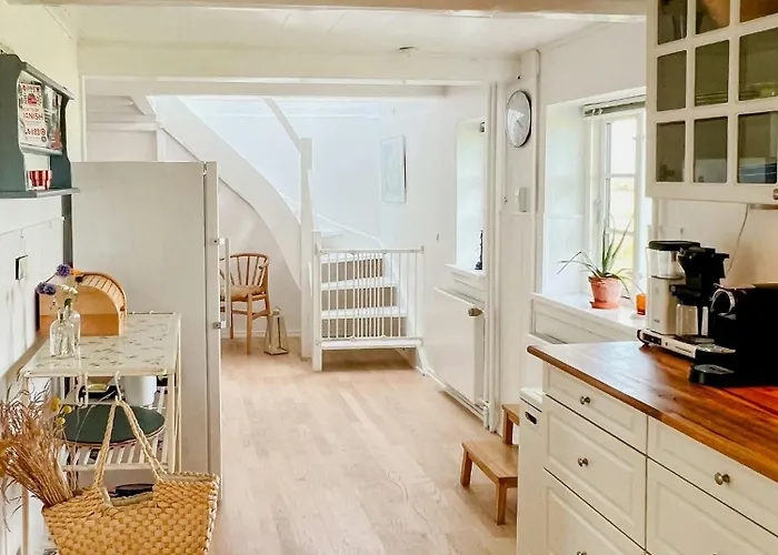 Holiday home Idyllic Thatched With Sea View Humble