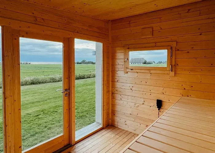 Дом отдыха Idyllic Thatched With Sea View Хамбл