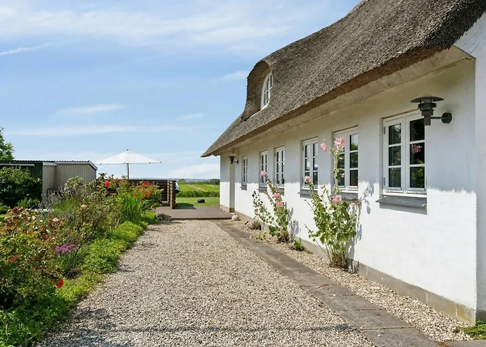Idyllic Thatched With Sea View Holiday home *